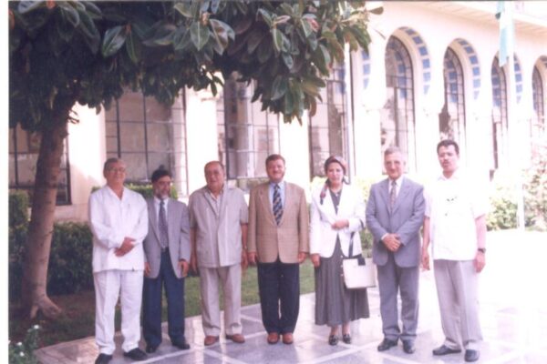 أمام مقر جامعة الدول العربية بعد اجتماعه مع مجلس وزراء الاسكان العربي