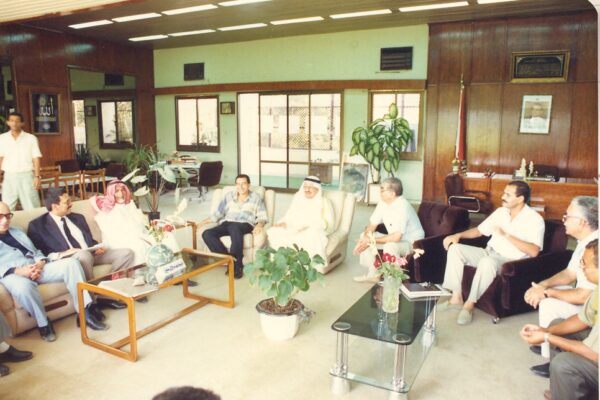 الاجتماع في مكتب المحافظ (5)
