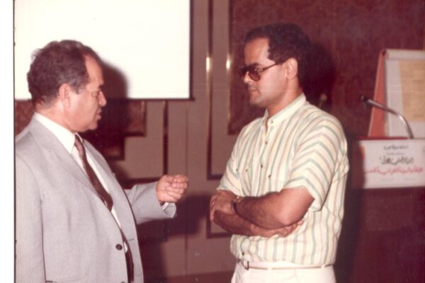 الدكتور أبوزيد راجح مع احد المشاركين فى الندوة