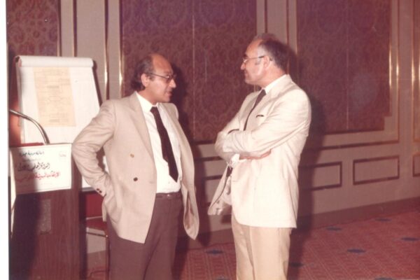 الدكتور صلاح لمعى مع أحد المشاركين فى الندوة