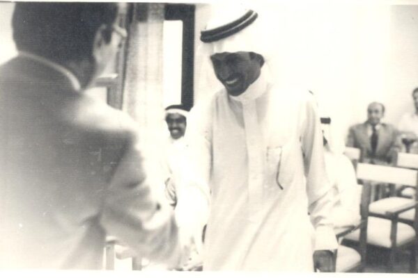 تسليم شهادات إتمام الدورة للأخوة العرب