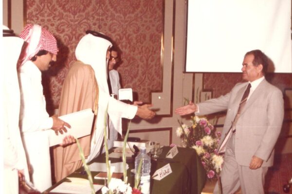 د. محمد سعيد فارسي رئيس امانة مدينة جدة يكرم د. ابو زيد راجح خبير الاسكان