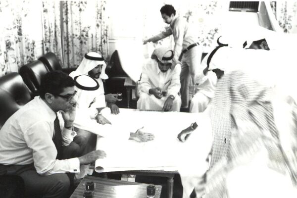 د.عبد الباقي بجوار امير الكويت الصباح في مراجعة المخططات العمرانية لكويت (2)