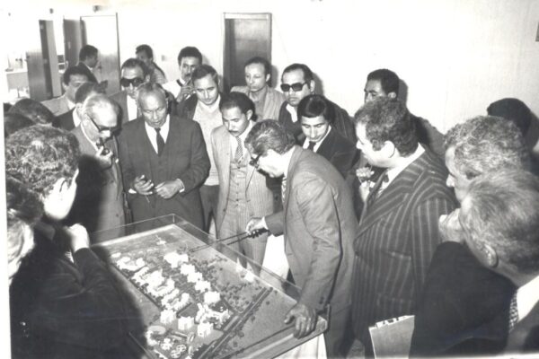 شرح لاحد مشروعات المركز لوزير الاسكان عثمان احمد عثمان و عبد المنعم عمارة