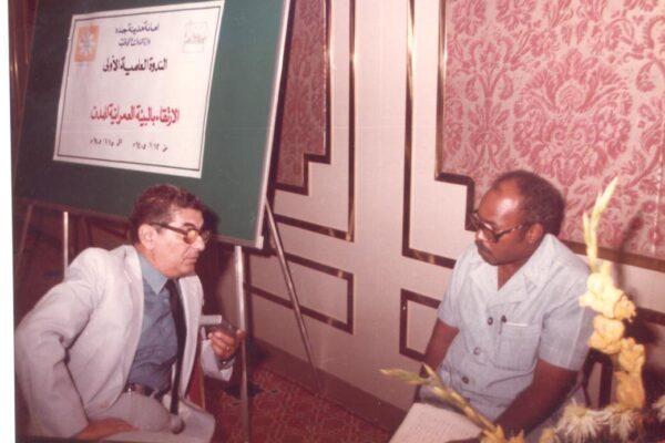 مع أحد المشاركين فى الندوة