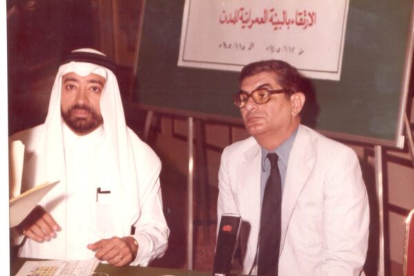 مع احد المشاركين فى الندوة